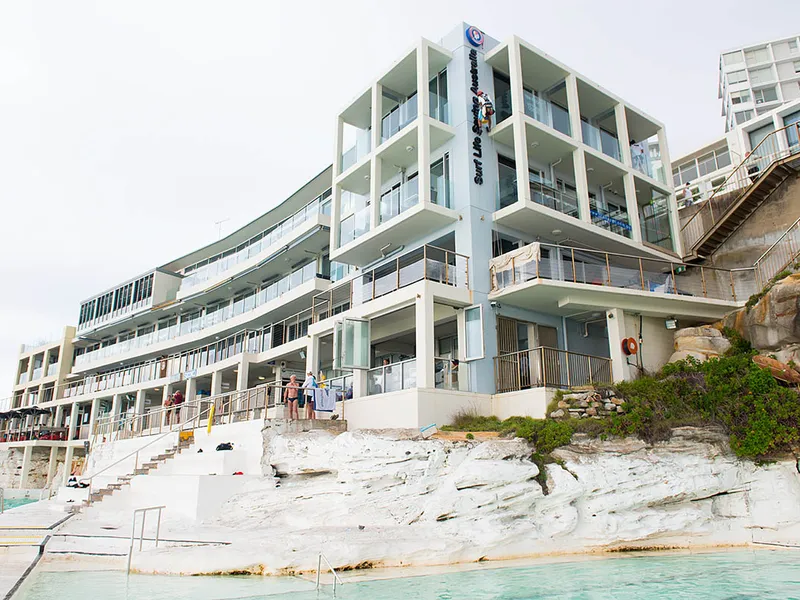 Bondi Icebergs worker on ropes
